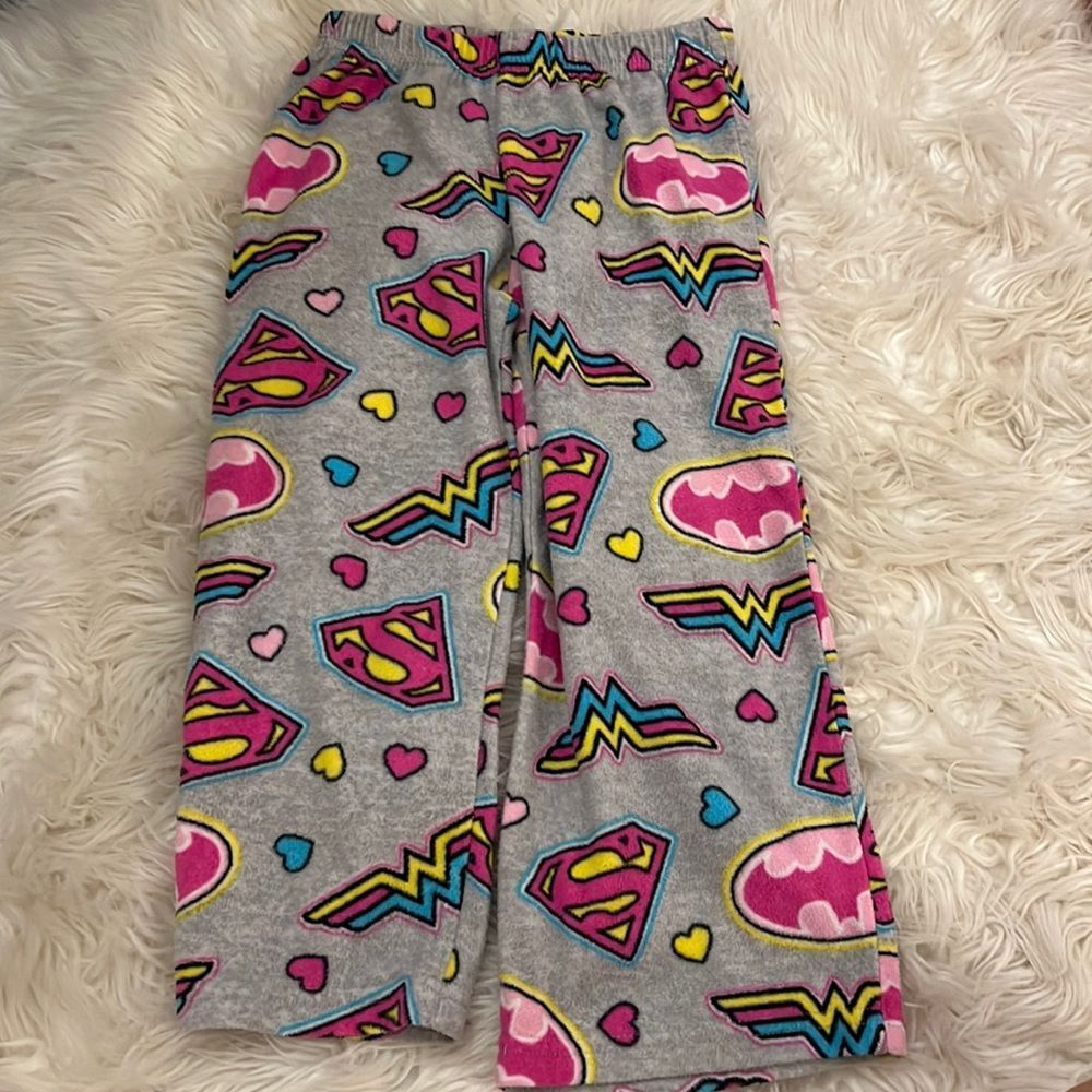 girls super hero pjs. no flaws. size XS.
